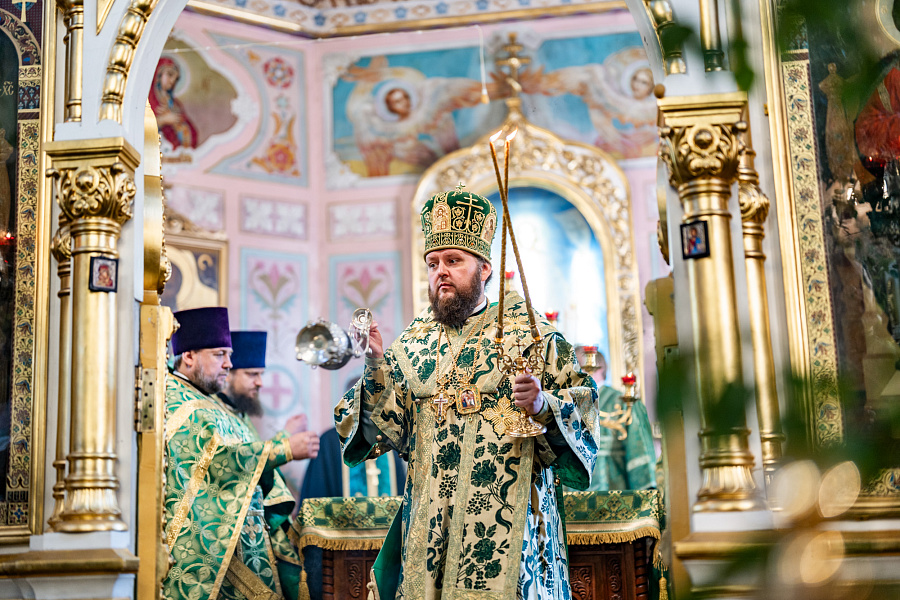Божественная литургия в День Святого Духа в Троицком храме в Наташине города Люберцы